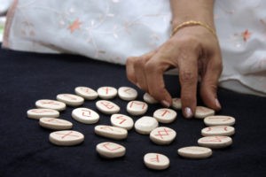 poderzhite-pered-gadaniem-runi-v-rukah