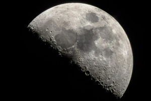 kak-vyglyadit-luna-v-teleskop